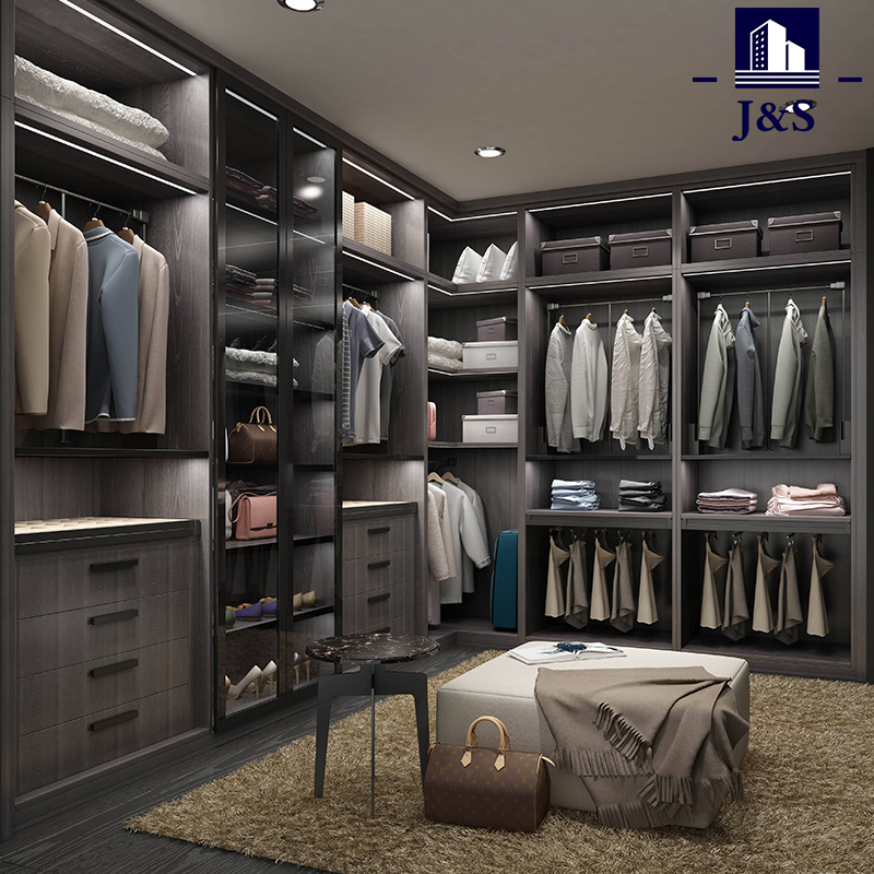 Ai de gând să amenajezi un dressing