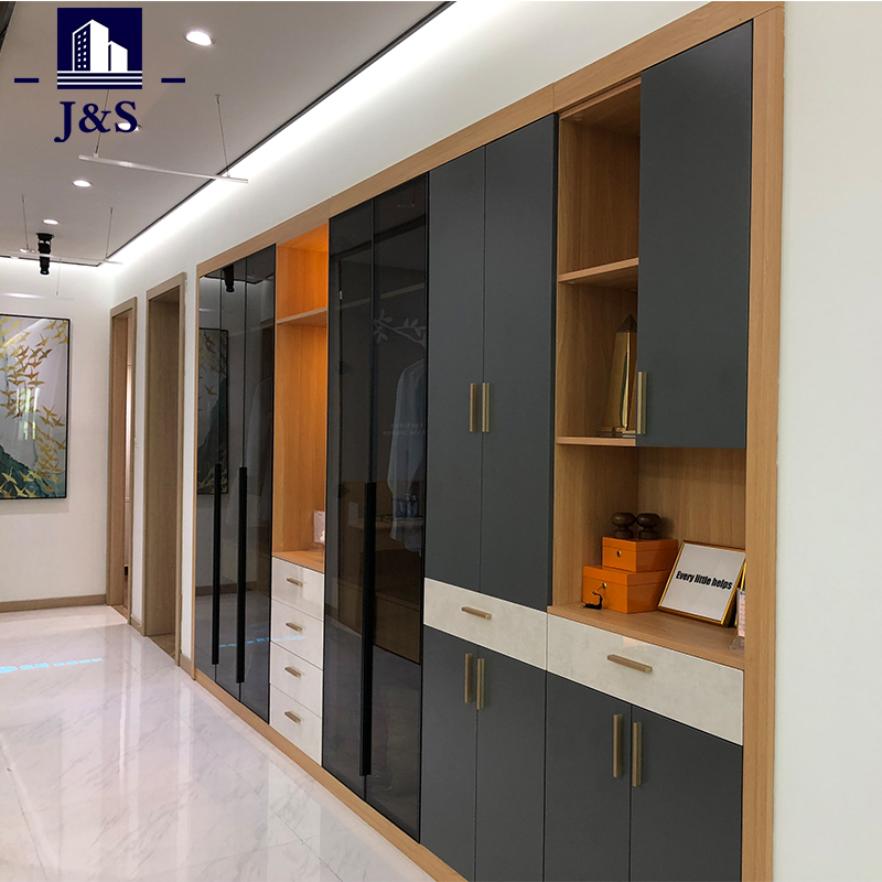 Schemă de design pentru apartament mic, spațiu mic și depozitare mare